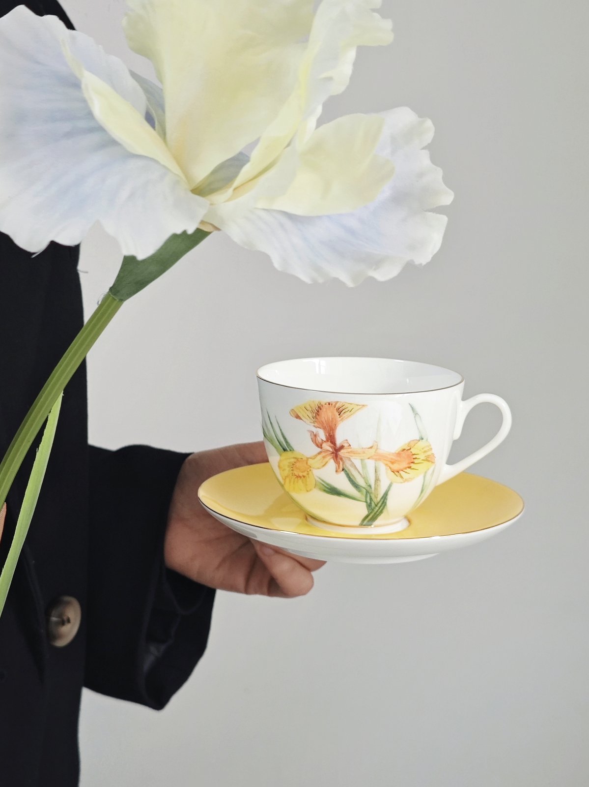 鸢尾开在瓷上，日子落在花里